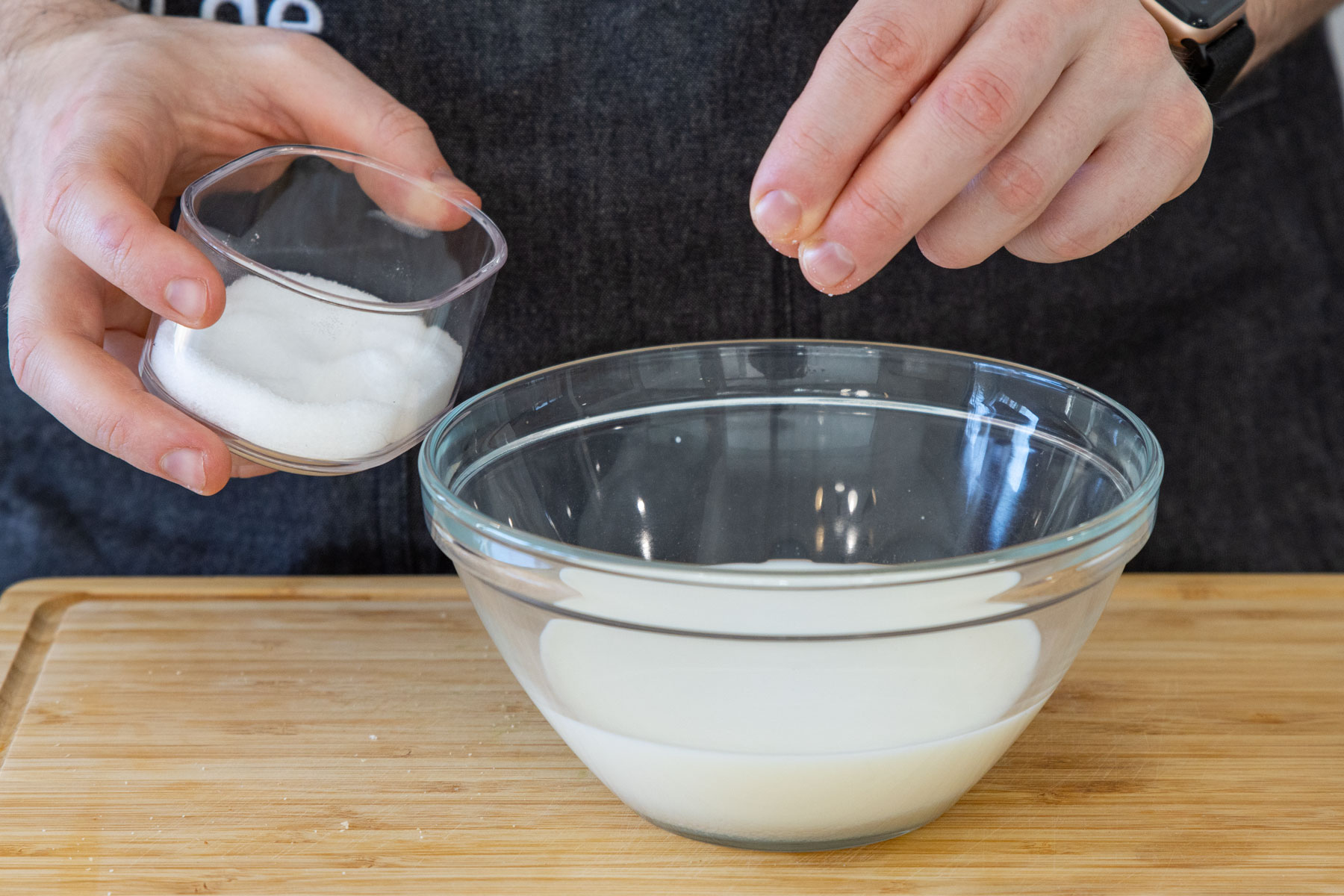 Milch mit Vanillezucker und Salz verrühren