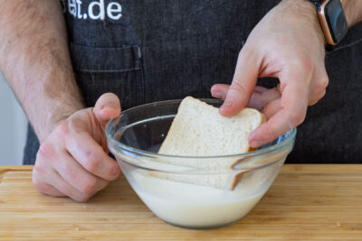Toastbrot in Milch tränken