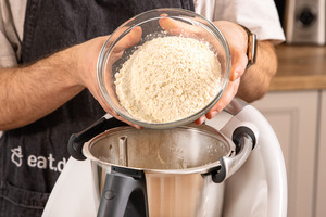 Mehl in Thermomix® geben