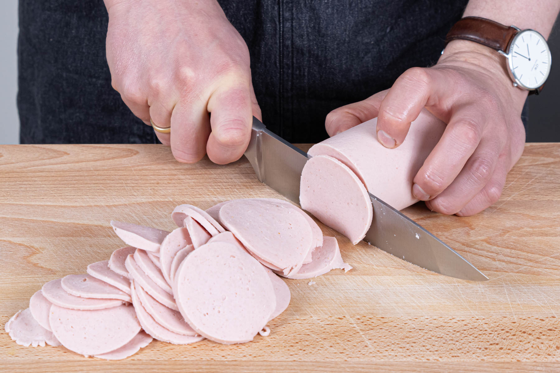 Fleischwurst in Scheiben schneiden