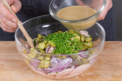 Wurstsalat mit Dressing marinieren