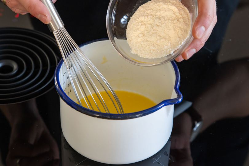 Mehl zur Margarine geben