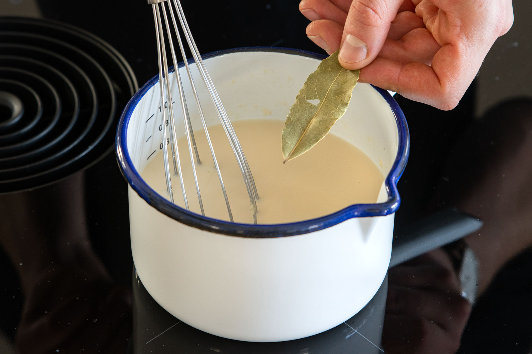 Béchamelsauce ohne Milch mit Lorbeer würzen