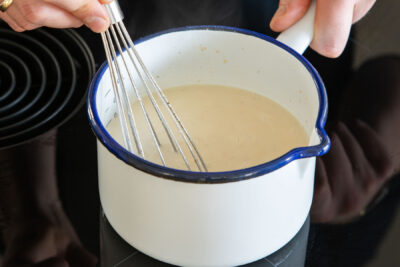 Béchamelsauce ohne Milch verrühren und abschmecken