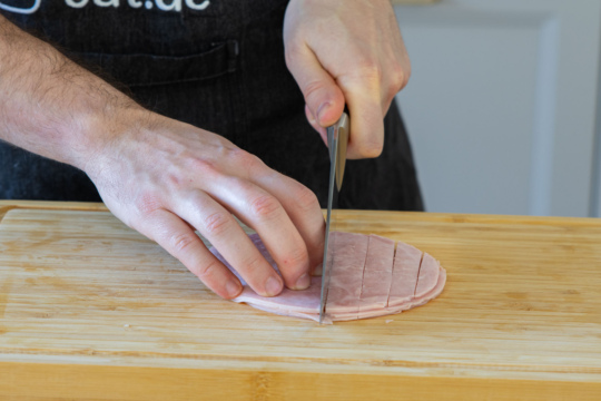 Herzhafte Blätterteigschnecken mit Käse &amp; Schinken