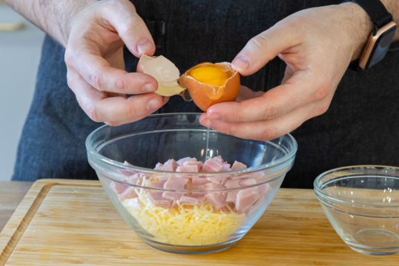 Herzhafte Blätterteigschnecken mit Käse &amp; Schinken