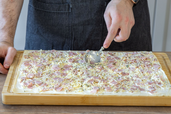 Herzhafte Blätterteigschnecken mit Käse &amp; Schinken