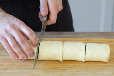 Blätterteig in Schnecken schneiden