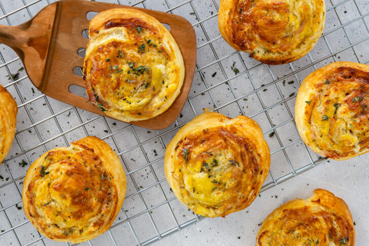 Herzhafte Blätterteigschnecken mit Käse und Schinken