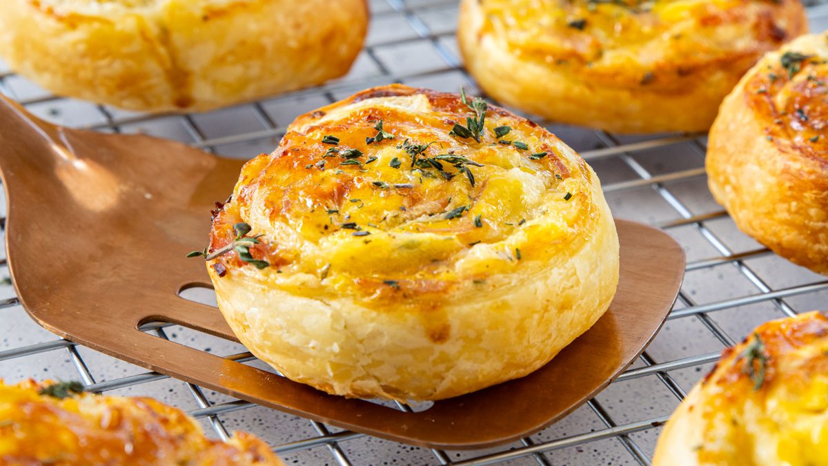 Herzhafte Blätterteigschnecken mit Käse & Schinken