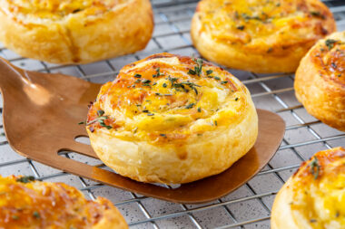 Herzhafte Blätterteigschnecken mit Käse und Schinken