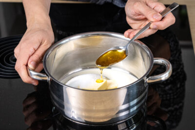 Sahne mit Butter, Zucker und Honig aufkochen