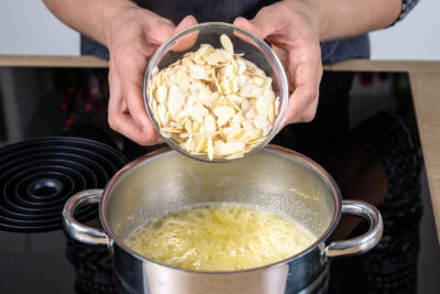 Mandelblättchen hinzugeben