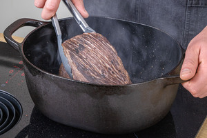 Fleisch von allen Seiten scharf anbraten