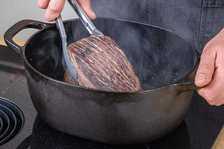 Fleisch von allen Seiten scharf anbraten