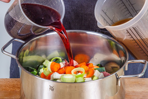 Rotwein und Brühe aufgießen