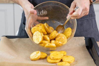 Kartoffeln auf ein Backblech geben