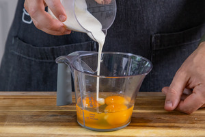 Milch in die Eier rühren