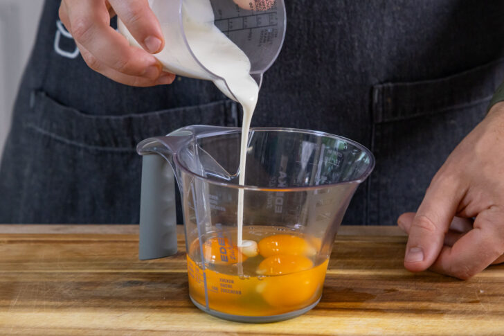 Milch in die Eier rühren