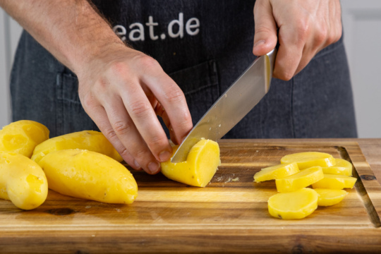 Kartoffeln in Stücke schneiden