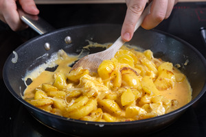 Bratkartoffeln mit Ei verrühren