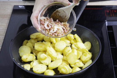 KArtoffelscheiben anbraten und gebratenen Speck und Zwiebeln späer wieder dazugeben