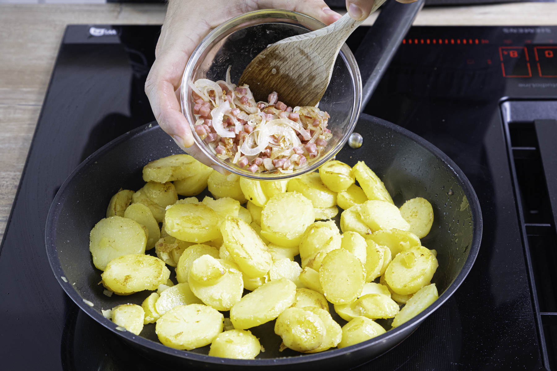 KArtoffelscheiben anbraten und gebratenen Speck und Zwiebeln späer wieder dazugeben