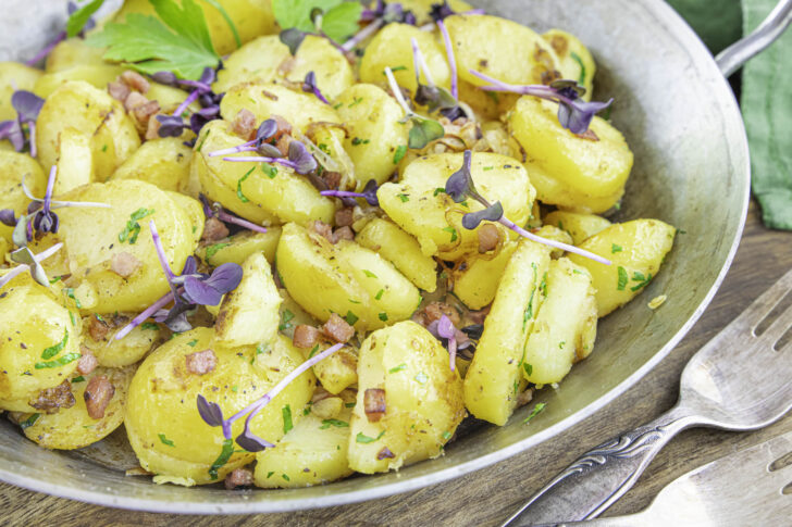 Bratkartoffeln mit Zwiebeln und Speck