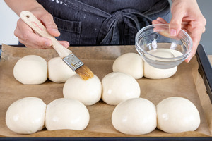Brötchen nach DDR-Rezept mit Wasser bepinseln