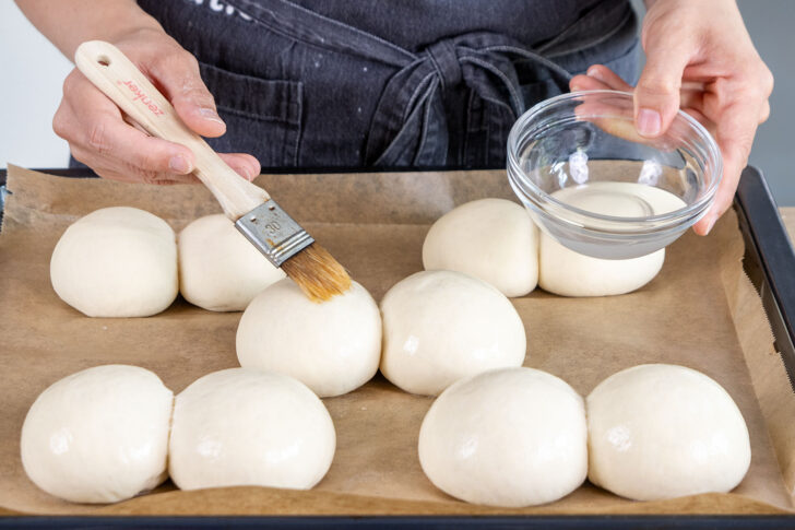 Brötchen nach DDR-Rezept mit Wasser bepinseln