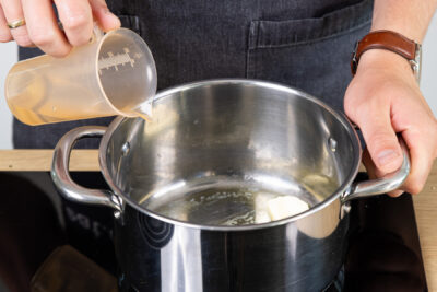 Wasser in den Topf geben