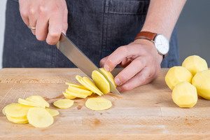 Kartoffeln in Scheiben schneiden