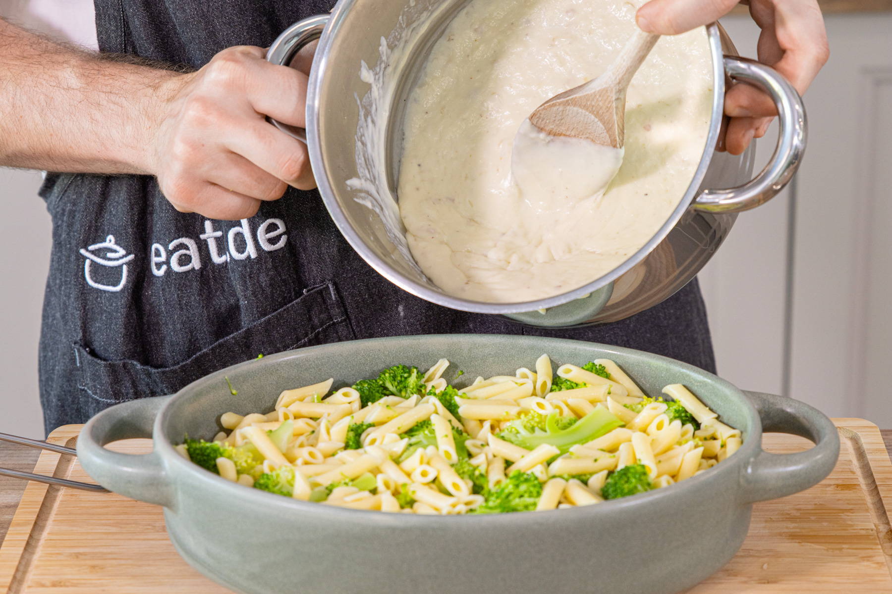 Brokkoli-Nudelauflauf mit Soße übergießen & backen
