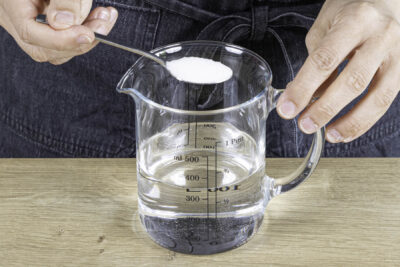 Zucker und Trockenhefe in lauwarmem Wasser auflösen
