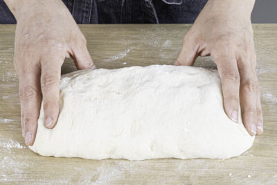 Teig in Form bringen und nochmals ruhen lassen