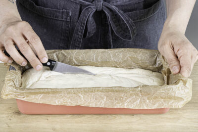 Brot mit Trockenhefe und Weizenmehl vor dem backen einschneiden