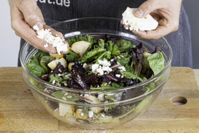 Feta über den Brotsalat bröseln