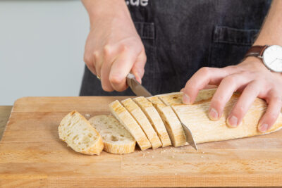 Ciabatta in Scheiben schneiden