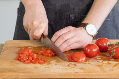 Tomaten klein schneiden