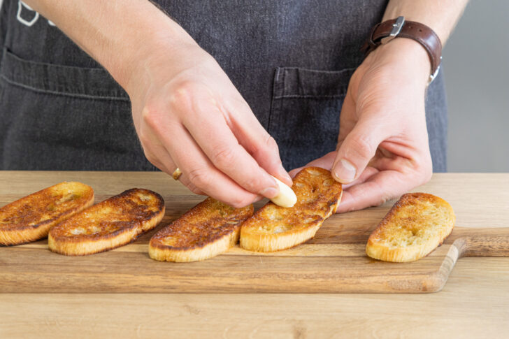 Ciabatta mit Knoblauch einreiben
