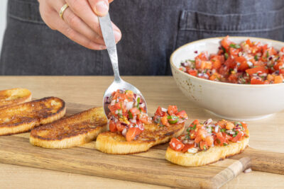 Bruschetta servieren