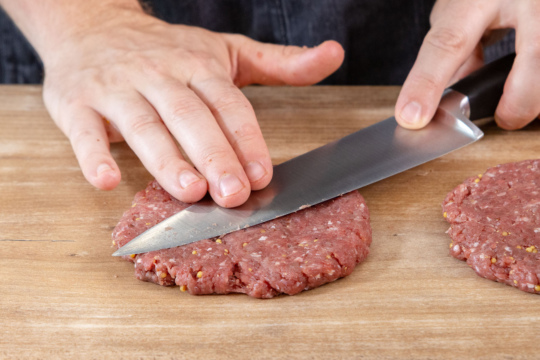 Hackfleisch zu Patties formen