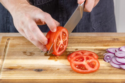 Tomate schneiden