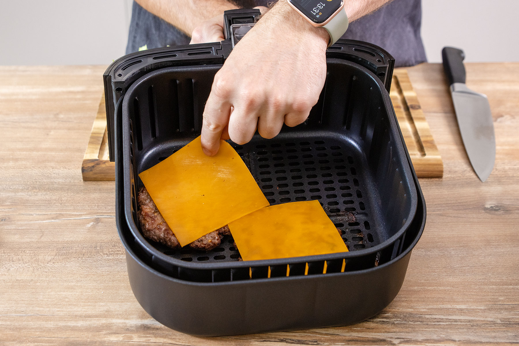 Käse auf die Burgerpatties legen