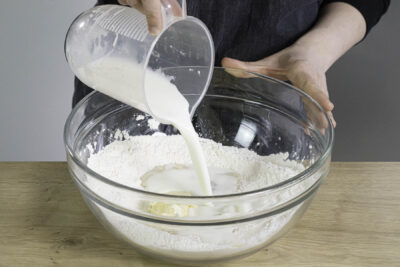 Buttermilch zu den Zutaten gießen