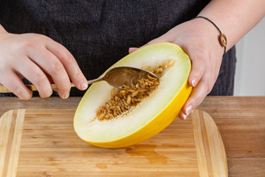 Honigmelone entkernen
