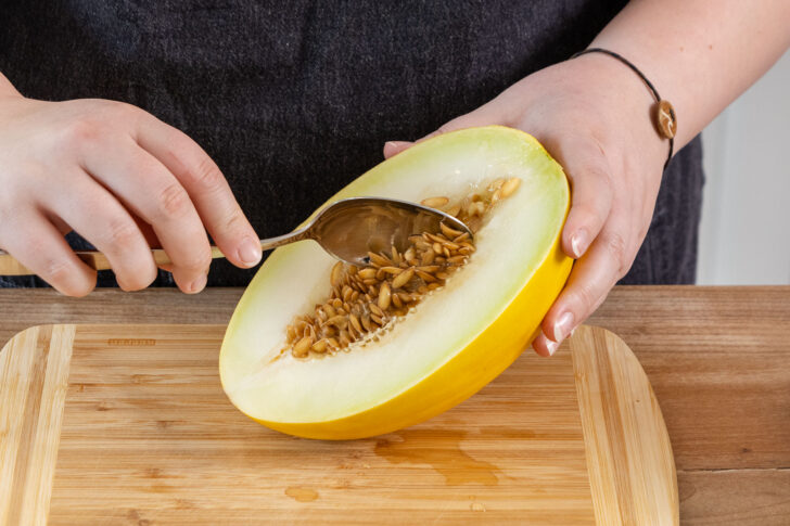 Honigmelone entkernen