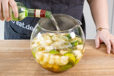 Weißwein zur Caipirinha-Bowle mit Pitu gießen