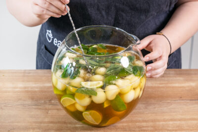 Caipirinha-Bowle mit Pitu umrühren