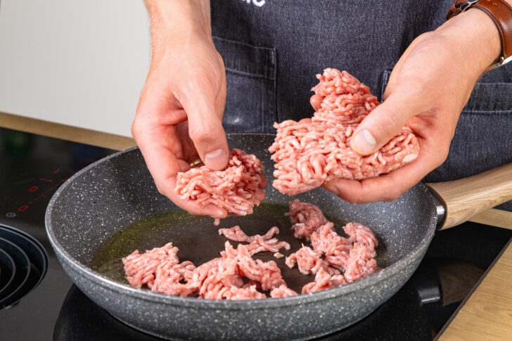 Hackfleisch in Pfanne geben
